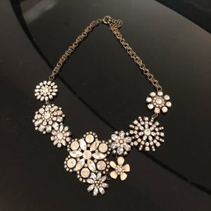 Classy & trendy crystal flower necklace